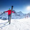 Skifahrer auf der Piste im Berner Oberland